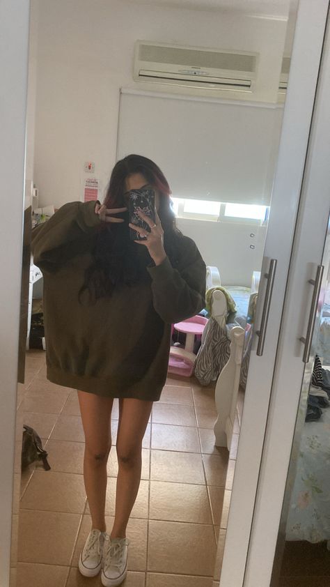 hoodie, pfp, girl, cute, amazing, vsco, pretty, pfp, discord, alt, swag, adorable, summer Oversized Hoodie Selfie, Over Sized Hoodies Outfits, Girls Wearing Boyfriends Clothes, Oversized Hoodie Poses, Boyfriends Hoodie Aesthetic, Big Hoodie Outfit Aesthetic, Selfie With Hoodie, Boyfriend Hoodie Aesthetic, Big Hoodie Aesthetic