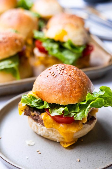 Mini cheeseburger slider on a plate with melted cheese dripping down from the side. Christmas Eve Finger Food Ideas, Mini Hamburger Sliders, Christmas Eve Dinner Ideas, Mini Burgers Sliders, Homemade Sliders, Hamburger Sliders, Mini Cheeseburger, Homemade Cheeseburgers, Slider Rolls