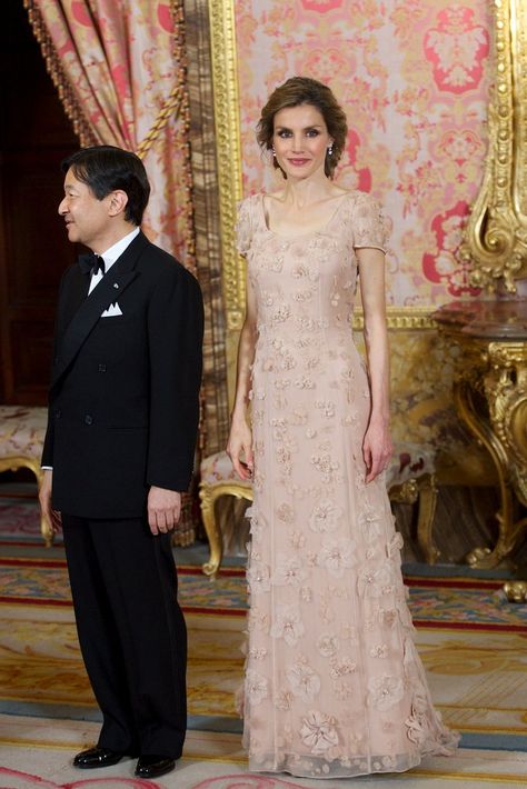 Wearing a Buff Short-Sleeved Gown With Floral Embellishments Queen Leticia, Prince Harry Wedding, Coronation Dress, Princess Of Spain, Princess Letizia, Estilo Real, Letizia Of Spain, Royal Dresses, Royal Outfits