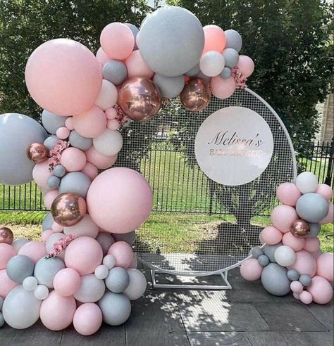 Balloon Arch Decorations, Deco Ballon, Gold Foil Balloons, Idee Babyshower, Balloon Garland Diy, Baby Shower Deco, Ariana Video, Gold Confetti Balloons, Deco Rose