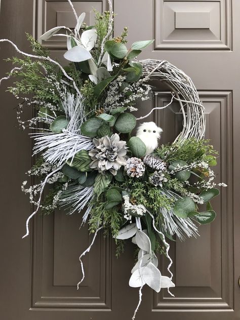 January Wreath, Owl Wreath, Night Wedding Decor, Winter Wreath Diy, Holiday Wreaths Christmas, White Christmas Wreath, Owl Wreaths, Silver Christmas Decorations, Winter Greenery