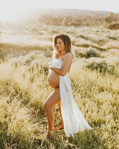 👼🏽 Boho Maternity Photos, Pregnant Outfit, Intimate Maternity, Maternity Photography Poses Outdoors, Pregnancy Belly Photos, Outdoor Maternity Photos, Maternity Photo Outfits, Maternity Photography Outdoors, Maternity Photoshoot Outfits