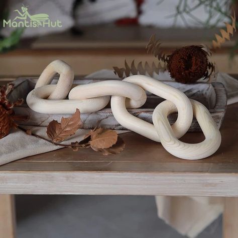 Coffee Table Decor Wood, Wood Chain Link Decor, Decor For Coffee Table, Chain Link Decor, Coffee Table Decor Tray, Natural Living Room, Chain Decor, Coffee Bar Signs, Home Coffee Tables