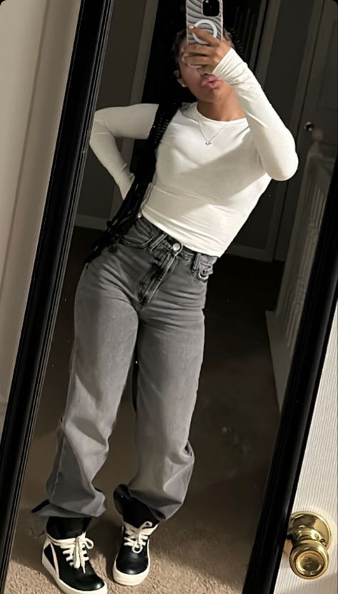 White Cement 3 Outfit Black Women, Gray Jeans Outfit Black Woman, Grey Jeans Outfit Black Women, Gray Jeans Outfit, Grey Jeans Outfit, Outfit Black Women, Fly Outfit, Streetwear Essentials, Chill Outfits