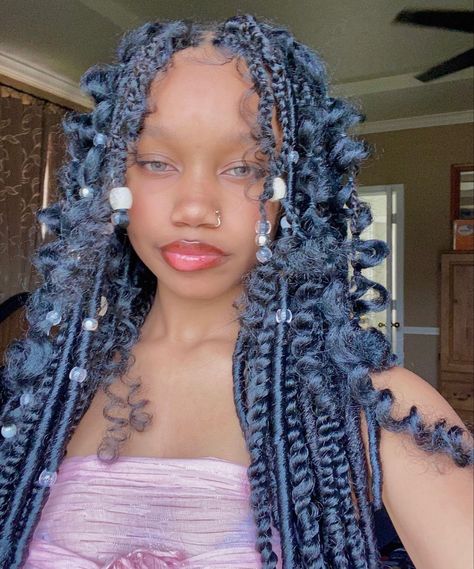 Blue And White Braids For Black Women, Blue Braids With Curls, Jellyfish Box Braids, Colorful Braided Hairstyles, Braid Hair Color Combos, Water Braids, Blue Braids For Black Women, Jaded Braids, Y2k Braids