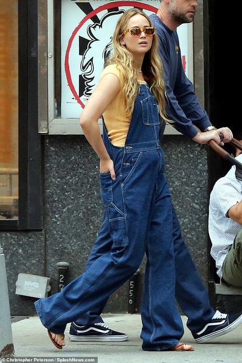 Jeans Overall Outfit, Blue Overalls Outfit, Breakfast In New York City, Dark Blue Overalls, Alana Haim, Denim Overalls Outfit, Yellow Shirt Outfit, Streets Of Fire, Yellow Clothes