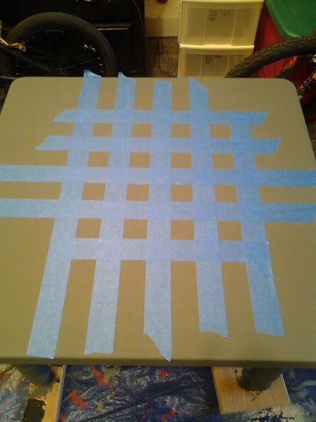 Dorothy Sue and Millie B's too: How to Paint a DIY Checkerboard Coffee Table Painted Game Table, Diy Checkerboard, Painted Picnic Tables, Checkerboard Table, Diy Yard Games, Tattoo Trend, Classroom Art Projects, Traditional Interior Design, Checkerboard Pattern