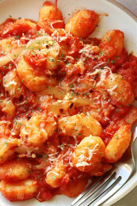 This quick and easy Gnocchi with Tomato Sauce recipe calls for 6 simple ingredients and is done in 30 minutes. The potato gnocchi is boiled, then briefly fried in a pan, and finally tossed in simple tomato sauce. A garnish of cheese and parsley is a perfect finishing touch! Gnocchi Tomato Sauce, Easy Gnocchi, Fried Gnocchi, Gnocchi Sauce, Gnocchi Recipes Easy, Simple Tomato Sauce, Easy Pasta Sauce, Fried Tomatoes, Easy Tomato Sauce