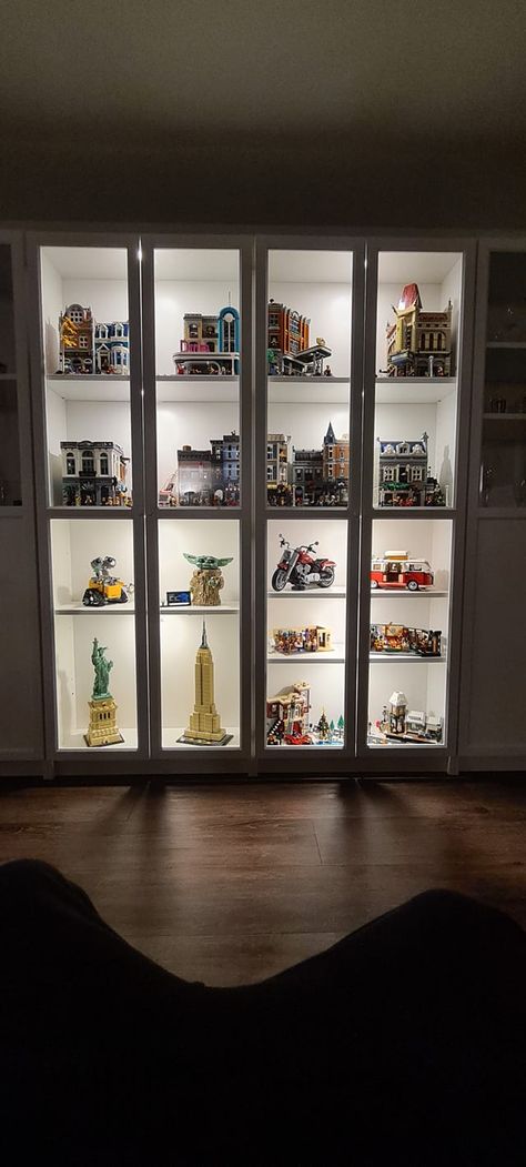 Lego Vitrine, Lego Regal, Lego Set Display, Vitrine Ikea, Lego Shelves, Lego Shelf, Lego Room Ideas, Deco Lego, Lego Display Ideas