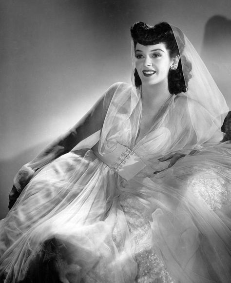 Rosalind Russell, 1940’s - Vintage Brides Rosalind Russell, Hollywood Golden Era, George Hurrell, Gemma Arterton, Golden Days, Kate Upton, Actrices Hollywood, Hollywood Fashion, Hollywood Glam