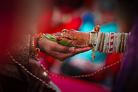 Indian Wedding Album Design, Marriage Stills, Wedding Card Design Indian, Wedding Symbols, Wedding Background Images, Mehendi Ceremony, Wedding Stills, Marriage Photography, Indian Wedding Photography Couples