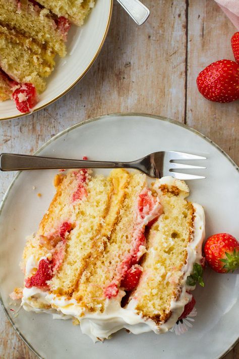 Strawberry Lemon Curd, Cake With Layers, Strawberry Lemon Cake, Cake With Lemon Curd, Homemade Wedding Cake, Delicious Strawberry Cake, Homemade Strawberry Cake, Lemon Curd Cake, Fresh Strawberry Cake