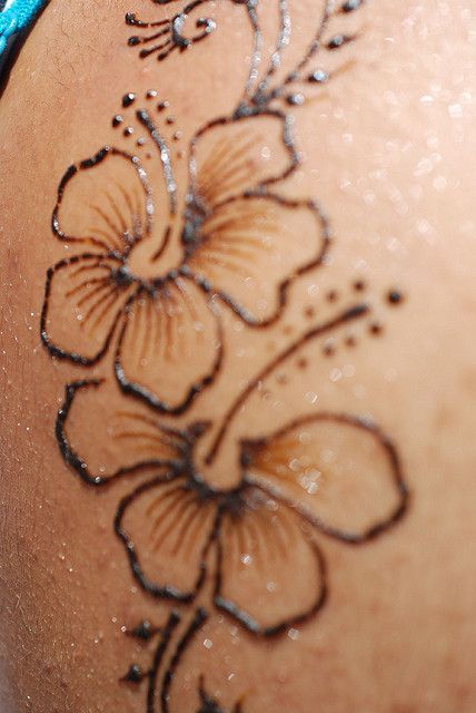 Hawaiian flowers henna. Henna Hibiscus Flowers, Hawaii Henna Designs, Tattoo Ideas Female Hawaiian, Hibiscus Henna Tattoo, Hawaiian Flower Henna, Hawian Style Tattoos, Hibiscus Henna Designs, Aloha Tattoo Ideas Hawaii, Moana Inspired Tattoos