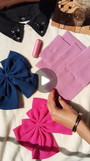 Diy Girls Bows Hairbows, How To Sew A Bow, Satin Bow Tutorial, How To Make Hair Bows, Bow Sewing Pattern, Hair Bow Diy, Hair Bow Instructions, Unique Hair Bows, Hair Bows Diy Ribbon