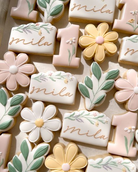 Wild flowers mini cookies are soo cute!! Wild Flower Cookies Baby, Flower Theme Desserts, Mini Flower Cookies, Wildflower 1st Birthday Cake, Wild One Cookies Girl, One Cookies 1st Birthdays, Wild One Birthday Party Girls Flowers, Wild Flower 1st Birthday, Wild One Cookies