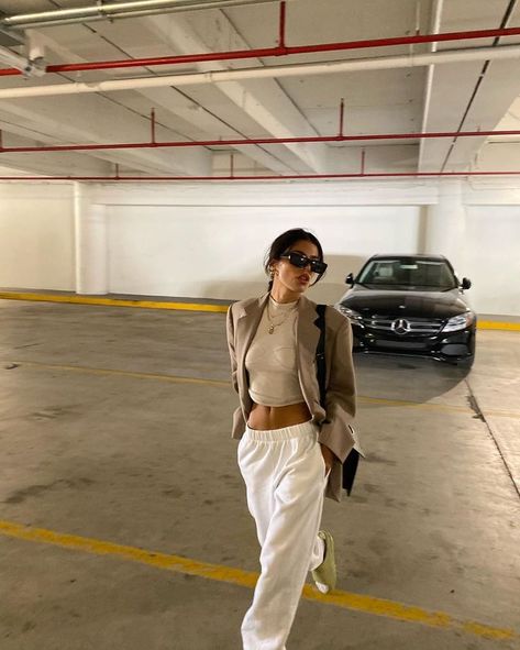 White Sweatpants, Slay Outfits, Sweatpants Outfit, Foto Casual, Insta Feed, Mode Casual, Looks Street Style, Parking Garage, Aesthetic Pics