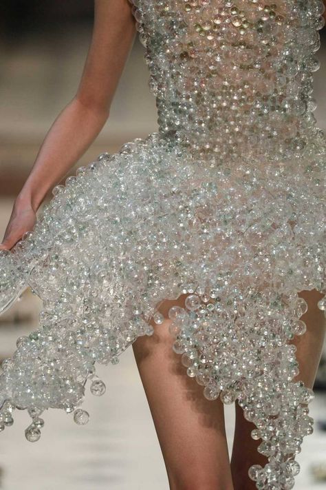 Iris Van Herpen Couture, Iris Van Herpen, Couture Mode, Bubble Dress, Futuristic Fashion, School Fashion, Couture Collection, Fashion Details, Couture Fashion