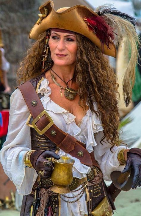 DIY Female Pirate Halloween Costume Idea 3 Pirate Gloves, Ladies Pirate Costume, Lady Pirate Costume, Ren Faire Hair, Real Pirates, Pirate Clothes, Pirate Lady, Sky Pirate, Medieval Pirate