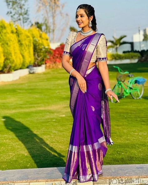 Blouse For Purple Silk Saree, Ikkat Pattu Sarees Blouse Designs, Purple Saree Look For Wedding, Purple Saree Blouse Designs, Simple Saree Ideas, Violet Saree Blouse Combination, Purple Combination Outfits Indian, Purple Blouse Designs For Saree, Purple Colour Blouse Designs