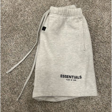 Essentials Fog Light Oatmeal Sweat Shorts Lightly Worn Size Men’s Xs. Runs Big So Order If A Size S Or M. 100% Authentic From Stockx And Willing To Accept Offers Pants Essentials, Sweat Aesthetic, Ee Shorts, Sweat Shorts Outfit, Cool Sweatpants, Sweat Shorts Men, Essentials Shorts, Essentials Pants, Essential Shorts