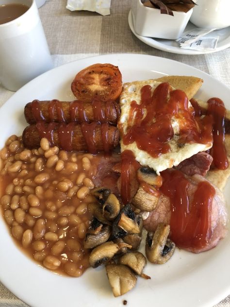 Ireland has so much amazing food to offer! Pictured: a typical Irish breakfast. #irelandfood #irelandeats #irishfood Ireland People, Backpacking Ireland, Ireland Culture, Kilkenny Ireland, Ireland Hotels, Ireland Food, Ireland Weather, Ireland Beach, Food Van