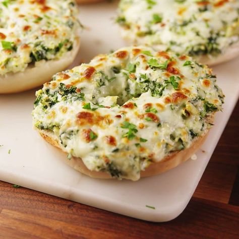 Cheesy Spinach Artichoke Bagels - Cooking TV Recipes Bagel Sandwich Recipes, Easy Vietnamese Recipes, Onion Bagel, Crescent Breakfast, Recipes Sandwiches, Smoked Salmon Bagel, Breakfast Tart, Bagel Toppings, Lenten Recipes