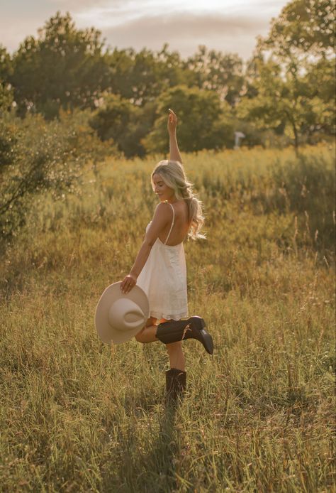 Country Aesthetic Senior Photos, Poses For Country Pictures, Senior Photo Country, Pasture Picture Ideas, Fall Photoshoot Western, Senior Pics Cowboy Boots, Pictures In A Field Photo Ideas, Country Birthday Pictures, Cornfield Senior Pictures