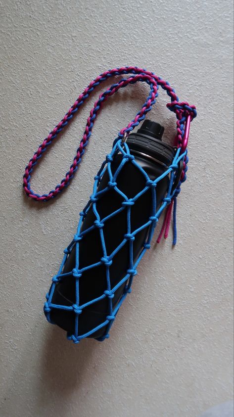 Macrame Water Bottle Holder, Macrame Bottle Holder, Macrame Water Bottle, Macrame Bottle, Pola Macrame, Tumbler Holder, Simple Macrame, Paracord Diy, Crochet Vest Pattern