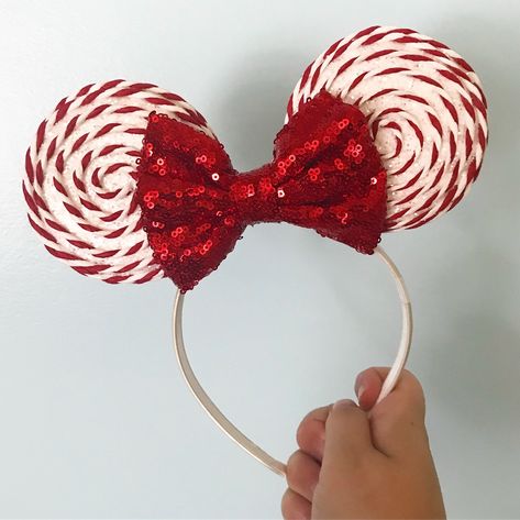 Christmas Mickey Ears Diy, Disney Christmas Ears Diy, Diy Christmas Headbands, Diy Disney Ears Templates, Christmas Minnie Ears, Disney Ears Diy, Diy Christmas Accessories, Christmas Disney Ears, Christmas Headband Diy