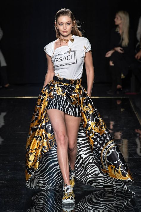 Versace 2019, 2019 Outfits, Runway Fashion Couture, Closet Candy, Versace Fashion, Couture Mode, Versace Outfit, Donatella Versace, 2019 Fashion