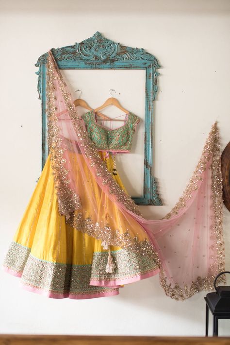 Anushree Reddy Yellow #Lehenga With Green Embroidered #Blouse & Pink Dupatta. Yellow And Pink Lehenga, Shadi Outfits, घाघरा चोली, Lengha Blouse, Orang India, Mehndi Outfit, Fox Wedding, Pengantin India, Yellow Lehenga