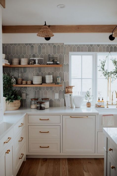 Backsplash With White Cabinets, Kitchen Family Rooms, Simple Kitchen, Kitchen Inspiration Design, White Kitchen Cabinets, Open Shelves, Chilly Weather, Kitchen Remodel Idea, White Cabinets