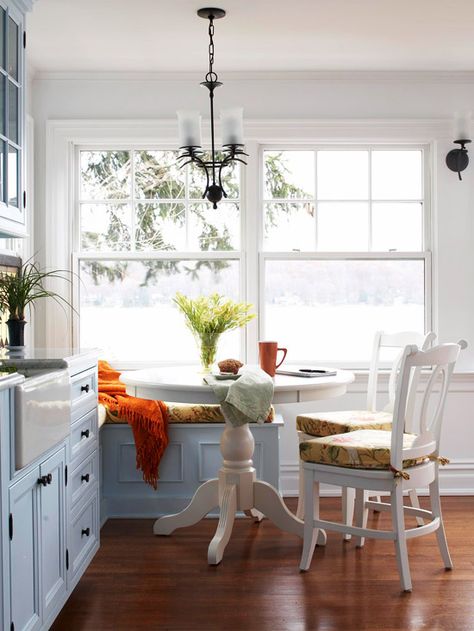 Blend your window seats into the cabinetry! Find more ideas here: http://www.bhg.com/home-improvement/windows/built-in-window-seat/?socsrc=bhgpin091814blendwithcabinetry&page=3 Built In Window Seat, Dreamy Space, Window Seat Design, Ford Interior, Custom Bench, House Beautiful Magazine, 2 Pretty, Modern Farmhouse Design, Kitchen Nook