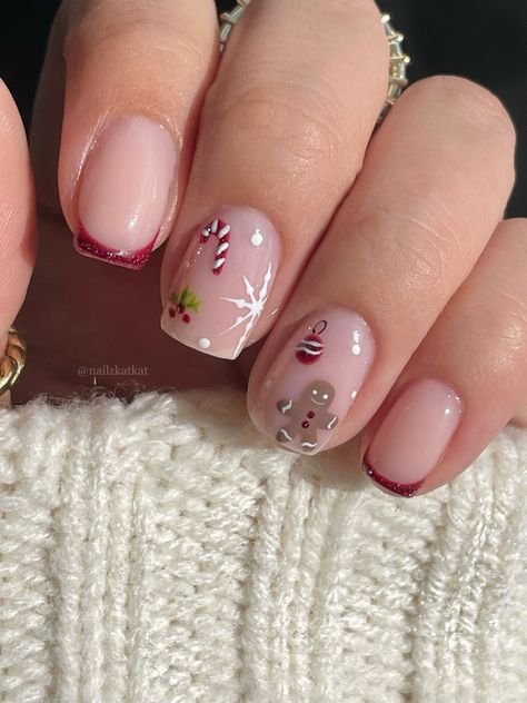 Nail Tip Inspiration, Christmas Nails With Ornaments, Cute Gel Nails Christmas, Extra Short Christmas Acrylic Nails, French Tip Nails Christmas Simple, Christmas Nail Gingerbread, Tiny Design Nails, Pink And White Xmas Nails, Christmas Nails￼