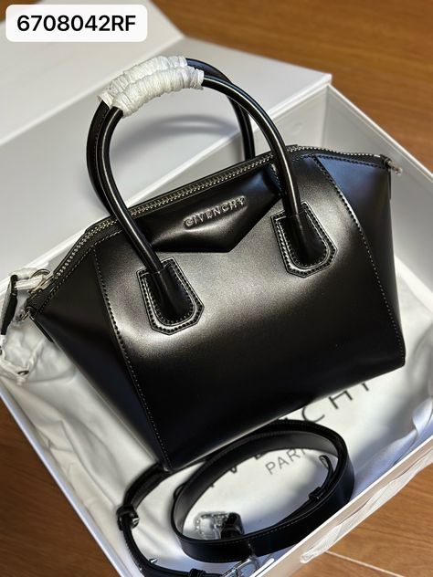 Givenchy Antigona mini 22cm black shoulder bag Antigona Mini, Givenchy Antigona, Black Shoulder Bag, Givenchy, Bag Lady, Shoulder Bag, Black