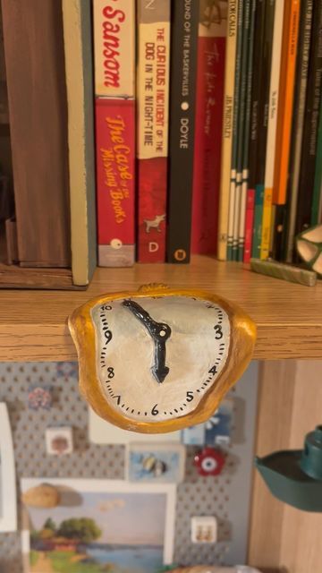 Sedef Taylan on Instagram: "“The Melting Clock” clay project 🕦🤍 The materials which I used: Air-drying clay Acrylic paint Water-based varnish You can look the Pinterest for more inspiration about this project. #art #reels #painting #clay #salvadordali #craft #meltingclock #smallartist" Clay Melting Clock, Cool Clay Projects Ideas, Kiln Clay Projects, Lana Del Rey Clay Art, Paintings With Clay, Air Dry Clay Art Ideas On Canvas, Cool Craft Ideas For Your Room, Clay Projects Christmas, Air Dry Clay Project Ideas