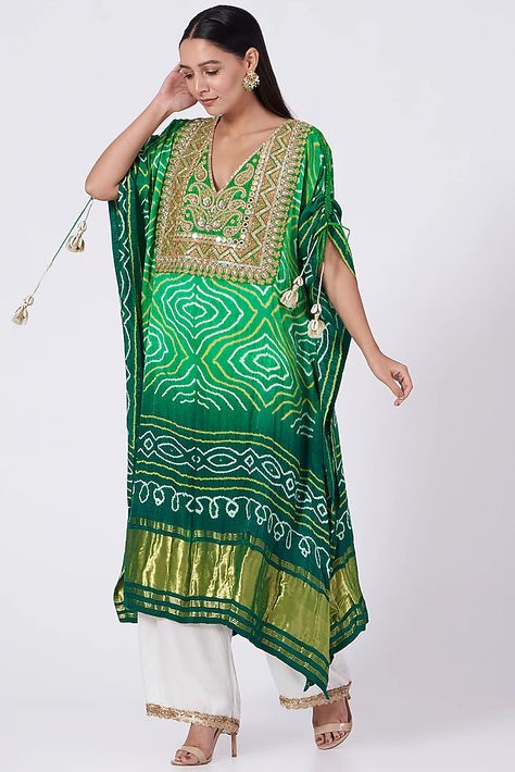 Green Printed & Embroidered Kaftan Set Design by Tisha Saksena at Pernia's Pop Up Shop 2021 Stylish Kaftan Designs, Kaaftaan Designs, Unique Kaftan Designs, Latest Kaftan Designs, Kaftan Suit, Kaftan Kurti, Green Kaftan, Kaftan Set, Kaftan Style Dresses