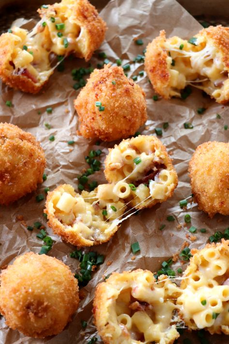 Easy Mac And Cheese Recipe, Superbowl Foods, Mac N Cheese Bites, Fried Macaroni, Ravioli Dough, Easy Mac N Cheese Recipe, Mac N Cheese Balls, Fried Bacon, Carb Loading