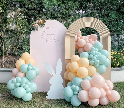 Easter Balloon Decor, Fun Easter Activities, Easter Photo Backdrop, Easter Nail Ideas, Backdrop Balloons, Easter Party Ideas, Easter Birthday Party, Bunny Birthday Party, Easter Backdrops