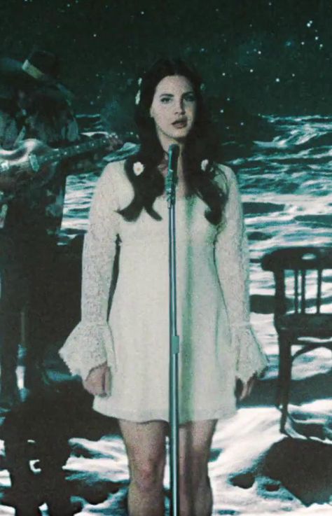 Lana Del Rey Outfits, Rey Costume, Lana Del Rey Concert, Rey Cosplay, Lana Del Rey Honeymoon, Lana Del Rey Albums, Classy Halloween Costumes, Lana Del Rey Love, White Flower Dress