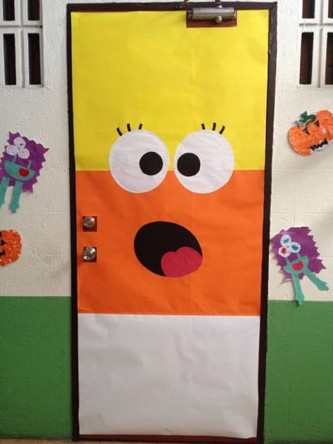 Fall Classroom Door Ideas - HubPages Fall Classroom Door, Porta Halloween, Diy Halloween Door Decorations, Preschool Door, Halloween Classroom Door, Halloween Diy Door, Halloween Classroom Decorations, Moldes Halloween, Halloween Bulletin Boards