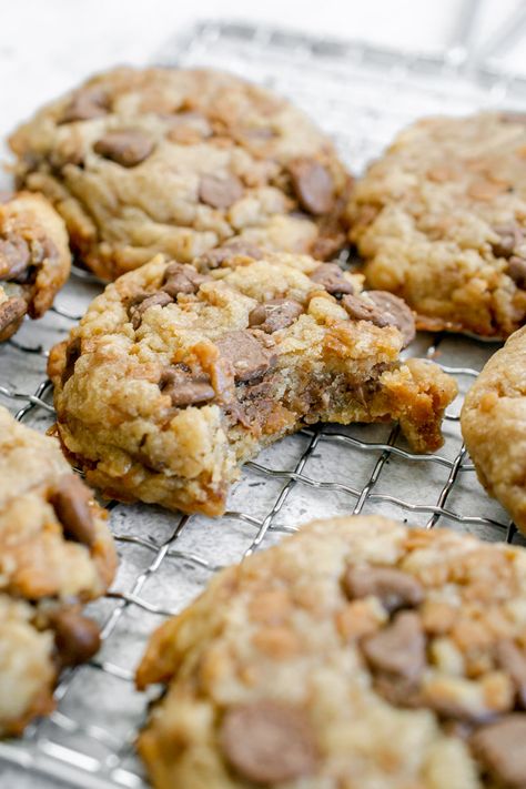 Skor Cookies - fitandfull.ca Cookies With Skor Bits, Recipes With Skor Bits, Skor Bit Cookies, Skor Dessert Recipes, Skor Bits Recipes, Skor Cookies Recipes Toffee Bits, Skor Recipes, Toffee Bits Cookies, Cookies With Toffee Bits