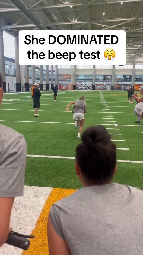 Her #teammates had her back 👏 (via @Tennessee Soccer) #soccer #futbol #beeptest #collegesports #woso Usa Women’s Soccer Team, Female Athlete Aesthetic, Pe Aesthetic, Soccer Jokes, Soccer Videos, Soccer Season, Soccer Gifs, Soccer Life, Soccer Funny