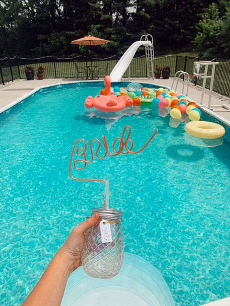 Bachelorette party, pool party, bride, last splash, pool balloons, flamingo floaties Her Last Splash Bachelorette, Swim Bachelorette Party, Pool Engagement Party, Bridal Pool Party, Pool Bridal Shower Ideas, Last Splash Bachelorette, Last Splash, Pool Party Bachelorette Ideas, Bachelorette Pool Party Decorations