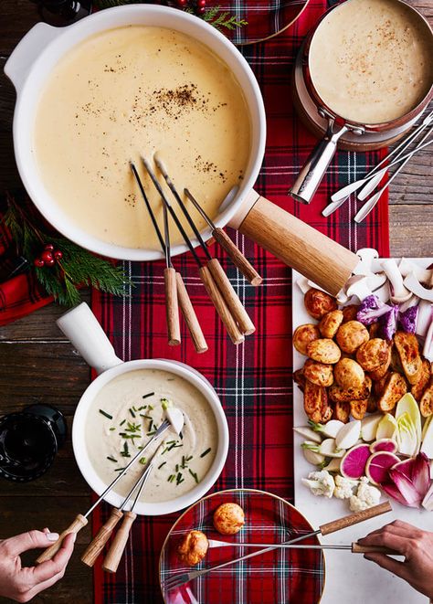 How to Host a Fondue Party Raclette Recipes, Fondue Dinner, Fondue Night, Raclette Cheese, Fondue Party, Fondue Recipes, Creamed Potatoes, Fondue Set, Roasted Garlic