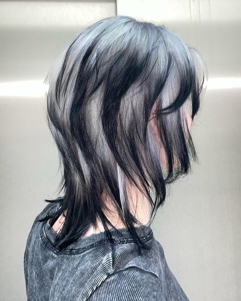 Haircut + silver color + black tips = @3liksir Gray Hair Highlights Short Hair, Grey Hair With Black Tips, Black And Grey Hair Short, White Hair With Black Tips, Black Tips Hair, Gray And Black Hair, Silver And Black Hair, Black And Gray Hair, Black With Silver Highlights