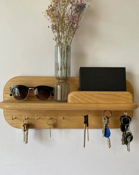 28 Key Holder for Wall Ideas: Creative and Modern Decor for an Organized Entryway - placeideal.com Key Holder Ideas, Organized Entryway, Modern Key Holder, Key Holder For Wall, Apartment Entryway, Small Ideas, Dorm Inspo, Modern Entryway, Adaptive Clothing