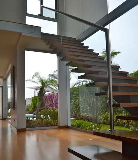 Suspended Style: Floating Staircase Ideas For The Contemporary Home Suspended Staircase, House Minimalist, Contemporary Stairs, Floating Stairs, Floating Staircase, Modern Stairs, Glass Walls, Casa Exterior, Wood Stairs