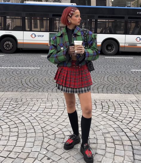 Plaid Street Style, Colourful Alternative Fashion, Womens Kilt Outfit, Maximalist Grunge Outfits, Colorful Punk Outfits, Punk 2023, Plaid Outfit Ideas, Punk Aesthetic Outfit, Tartan Outfit