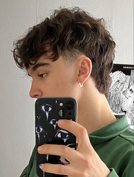 @triboluminescencee ig Modern Mullet Haircut, Mullet Haircuts, Taper Fade Short Hair, Mullet Hairstyles, Short Mullet, Mens Haircuts Short Hair, Men Haircut Curly Hair, Mullet Haircut, Wavy Hair Men